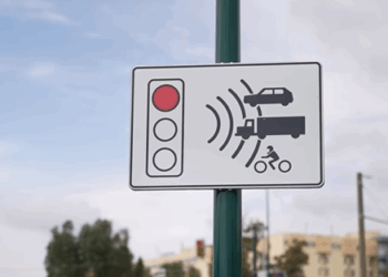 ¿Qué es el sistema ‘foto-rojo’? Málaga empieza a multar a quien se salte los semáforos