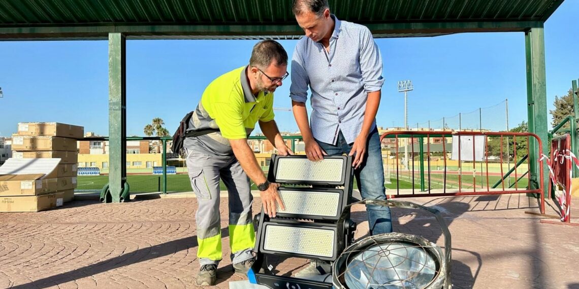 Fuengirola moderniza el complejo Elola con nueva iluminación LED en el campo de fútbol y la pista de atletismo