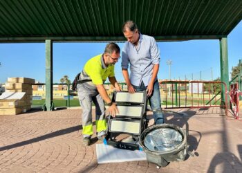 Fuengirola moderniza el complejo Elola con nueva iluminación LED en el campo de fútbol y la pista de atletismo