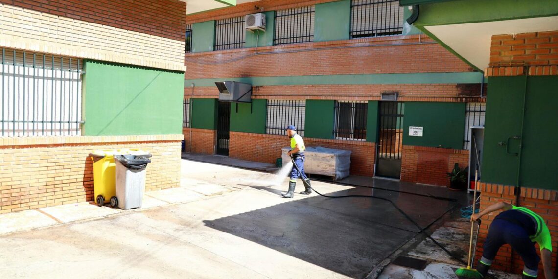 Marbella refuerza la limpieza en centros educativos antes de la vuelta al colegio