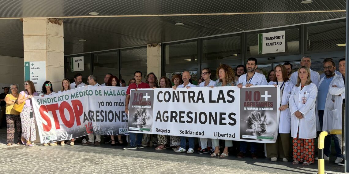 Una mujer amenaza con darle un puñetazo a una doctora en las urgencias del hospital de Antequera