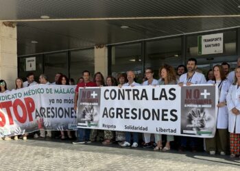 Una mujer amenaza con darle un puñetazo a una doctora en las urgencias del hospital de Antequera