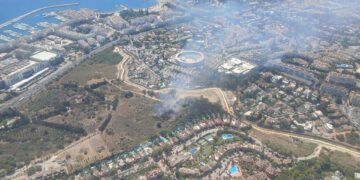 El INFOCA trabaja en la extinción de un incendio forestal cerca de la Plaza de Toros de Marbella