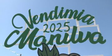 La calle Mar se convierte en bodega viva en el Domingo Rociero de Manilva