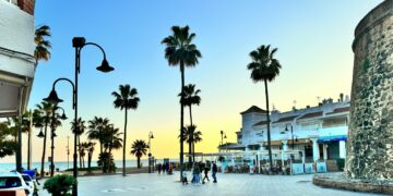 Un cliente ebrio agrede a un policía local en un establecimiento en La Cala de Mijas