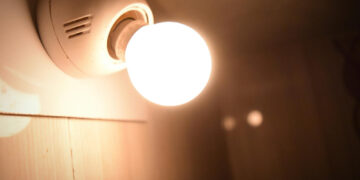 La luz se encarece un 40% en octubre y podría subir más si el gas abandona su estado de «calma»