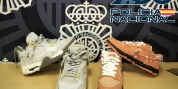 Detenidos dos carteristas en el centro de Málaga que usaron el botín para renovar su vestuario