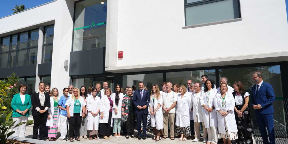 Juanma Moreno inaugura la ampliación del Centro de Salud de La Carihuela y la de Los Boliches