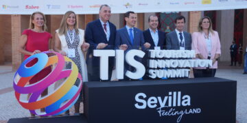 Moreno defiende la ‘vía andaluza’ del Turismo: un modelo que aúne «patrimonio, empleo y convivencia»