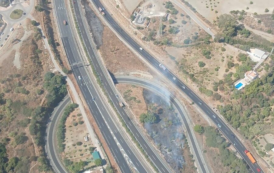 Estabilizado un incendio forestal declarado en una zona próxima a la AP-7 a la altura de Estepona