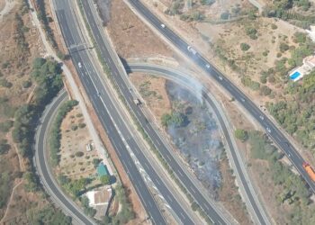Estabilizado un incendio forestal declarado en una zona próxima a la AP-7 a la altura de Estepona