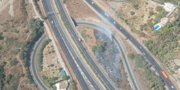 Estabilizado un incendio forestal declarado en una zona próxima a la AP-7 a la altura de Estepona