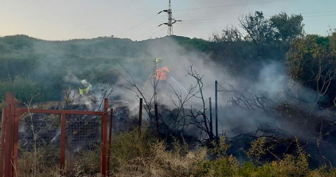Bomberos intervienen en un incendio originado en una cuneta de la A-377 a la altura de Casares