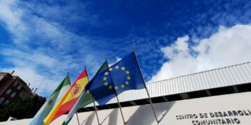 Las familias afectadas en Torremolinos de las viviendas de la Sareb comienzan a firmar los nuevos alquileres