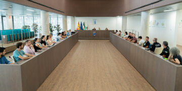 El Ayuntamiento de Estepona refuerza la coordinación municipal con la comunidad educativa para prevenir el absentismo escolar en Estepona