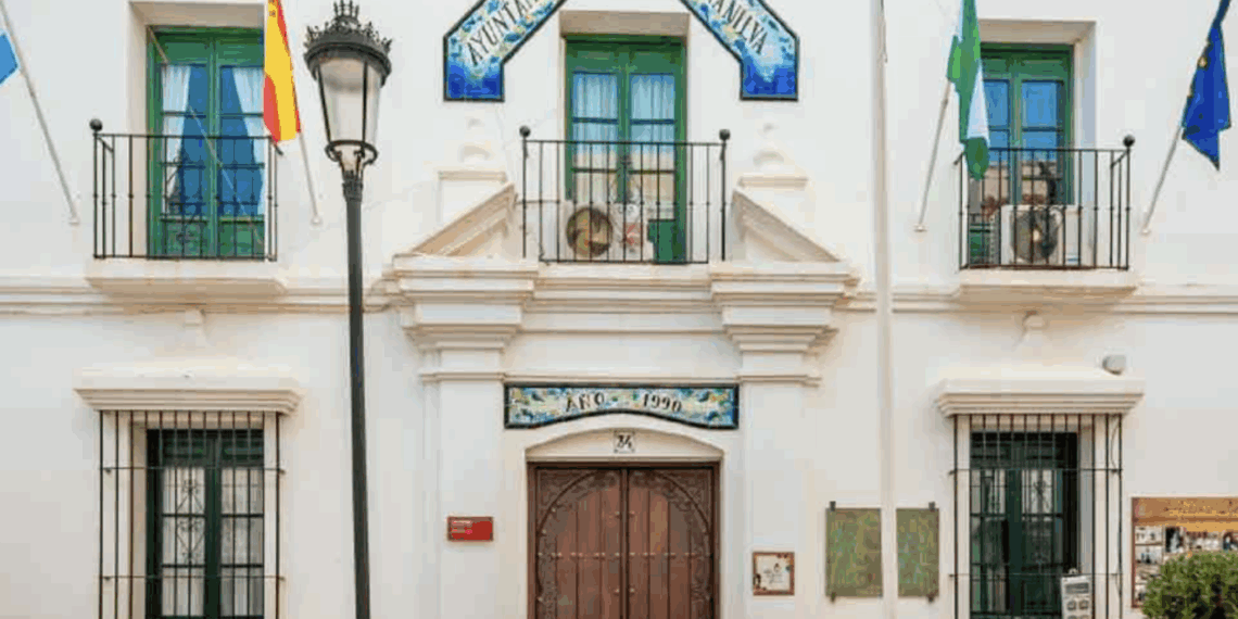 Cruce de acusaciones en Manilva: el PP denuncia parálisis institucional y el gobierno local defiende su pacto y proyectos de vivienda