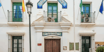 Cruce de acusaciones en Manilva: el PP denuncia parálisis institucional y el gobierno local defiende su pacto y proyectos de vivienda