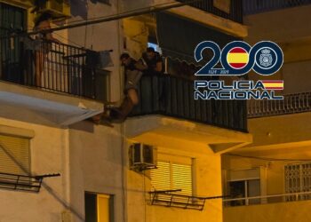 Dos policías sostienen durante 20 minutos a un hombre que saltó al vacío desde un segundo piso