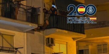 Dos policías sostienen durante 20 minutos a un hombre que saltó al vacío desde un segundo piso