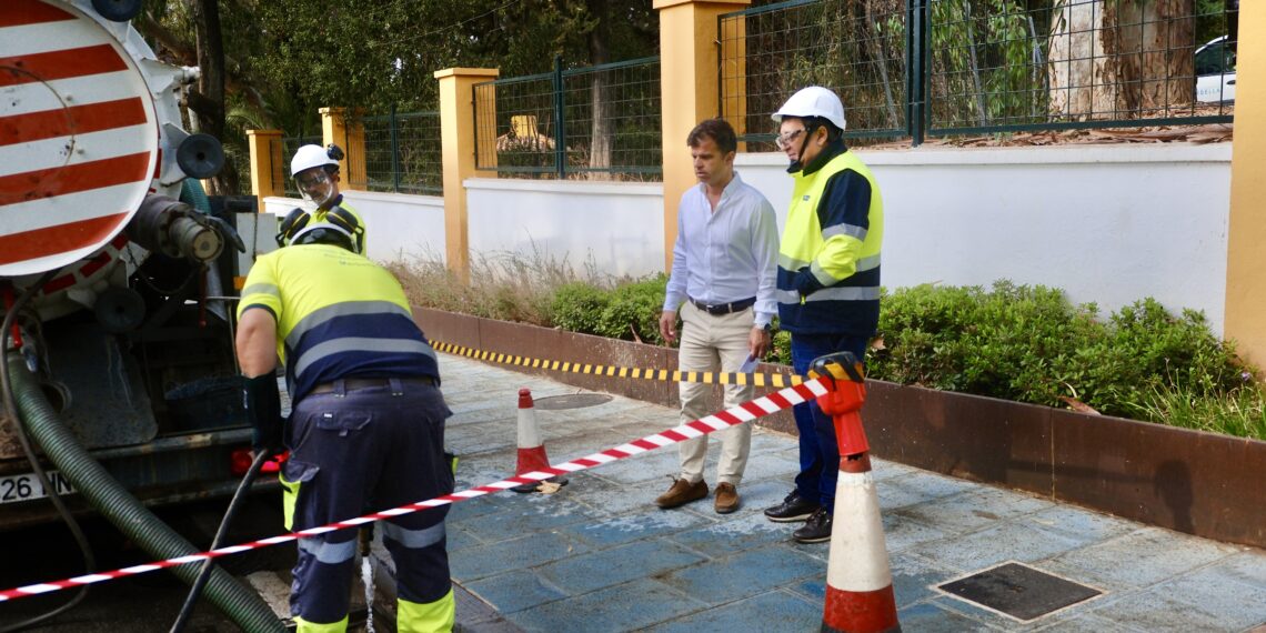 Marbella e Hidralia refuerzan su plan de lluvias tras limpiar el 80% de los imbornales programados