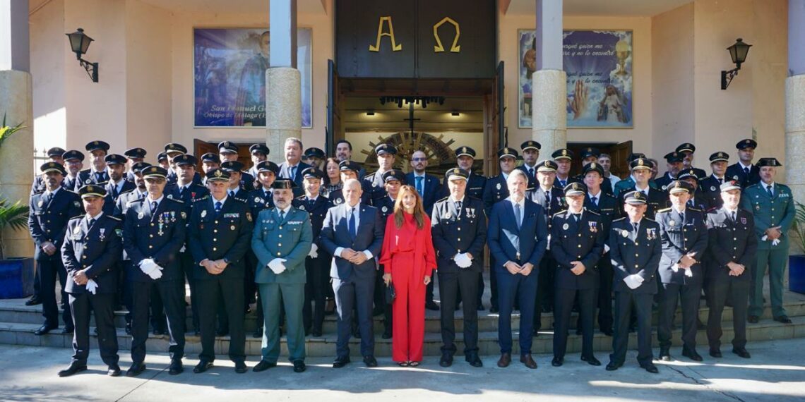 Mijas homenajea a su Policía Local con la entrega de medallas y felicitaciones con motivo del Día del Patrón