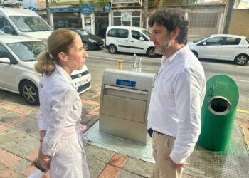 El Ayuntamiento de Fuengirola renueva los buzones de papel y cartón de una quincena de islas ecológicas con fondos de Diputación