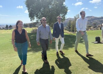 Mijas presenta la nueva Escuela Municipal de Golf que impartirá clases con profesores titulados en La Cala Golf