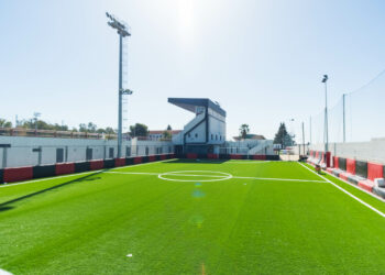 Renovado el césped artificial de uno de los campos de fútbol 5 del Estadio Municipal Antonio Naranjo