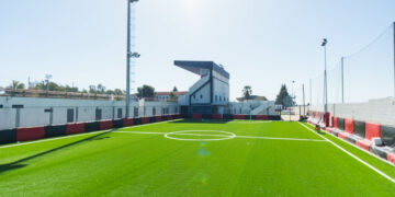 Renovado el césped artificial de uno de los campos de fútbol 5 del Estadio Municipal Antonio Naranjo