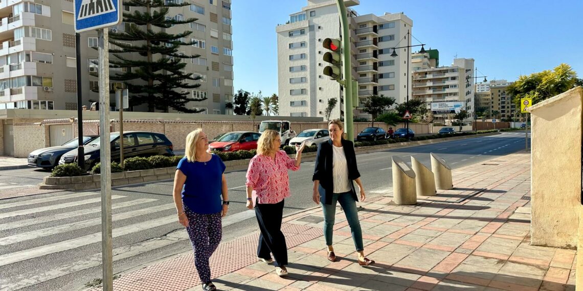 El Ayuntamiento de Fuengirola amplía la avenida de las Gaviotas y mejora la imagen con la demolición de la antigua pasarela peatonal de la N-340