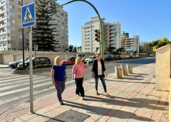 El Ayuntamiento de Fuengirola amplía la avenida de las Gaviotas y mejora la imagen con la demolición de la antigua pasarela peatonal de la N-340