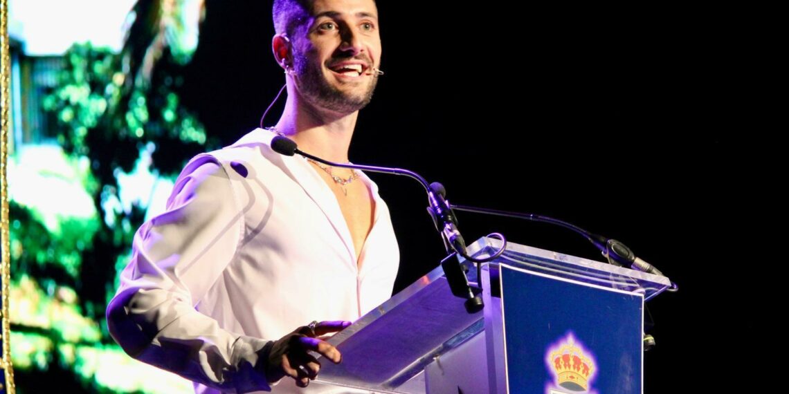 La Feria del Rosario de Fuengirola 2025 comienza con el pregón de Edgard Caro ‘Sensillo con S’