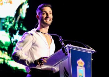 La Feria del Rosario de Fuengirola 2025 comienza con el pregón de Edgard Caro ‘Sensillo con S’