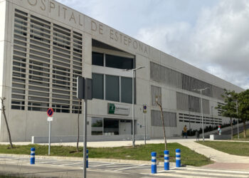 Vecinos se concentran ente jueves para exigir la apertura íntegra del Hospital de Estepona