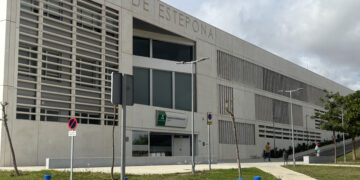 Vecinos se concentran ente jueves para exigir la apertura íntegra del Hospital de Estepona