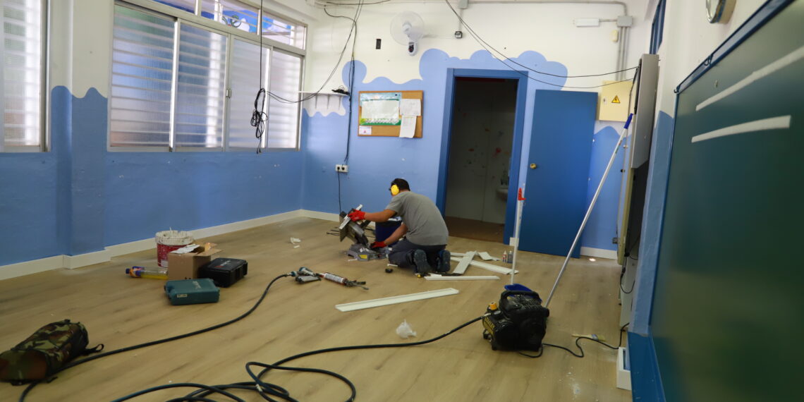 Renovados los suelos de las aulas de Infantil en distintos centros para mejorar la seguridad de los espacios educativos