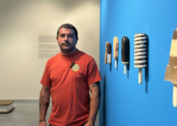 ‘Quiñones: Al Origen’, un reencuentro con Estepona y una oda a la escultura en mármol del arte cotidiano