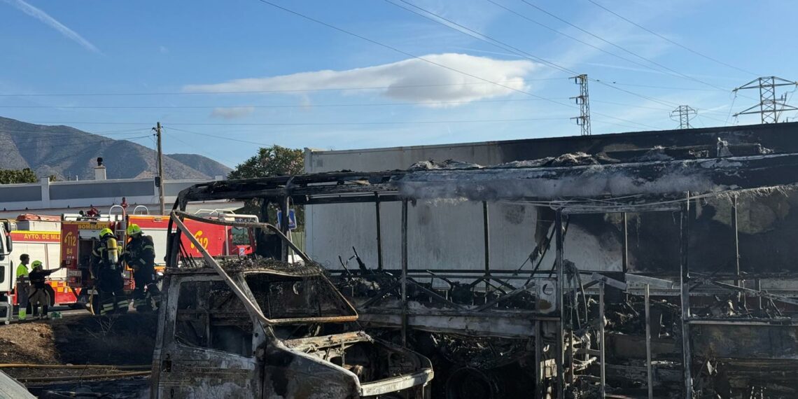 Controlado un incendio que dañó a varios vehículos en una parcela de aparcamiento cercana al recinto ferial de Las Lagunas