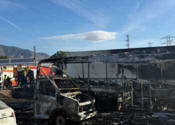 Controlado un incendio que dañó a varios vehículos en una parcela de aparcamiento cercana al recinto ferial de Las Lagunas