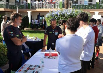 Los bomberos de Mijas acercan su labor diaria a los jóvenes a través de una jornada de orientación educativa