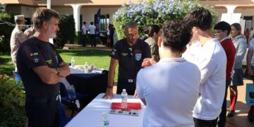 Los bomberos de Mijas acercan su labor diaria a los jóvenes a través de una jornada de orientación educativa