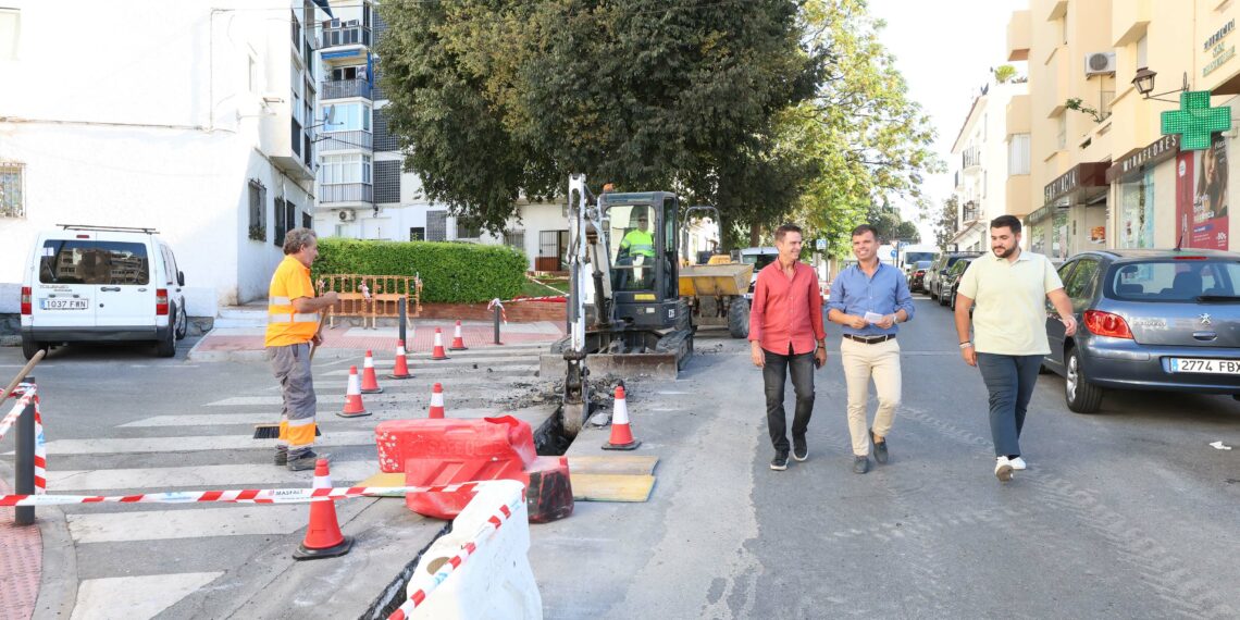 Arranca la renovación del alumbrado público en la calle Matrona Asunción Alameda para mejorar la seguridad y el ahorro energético
