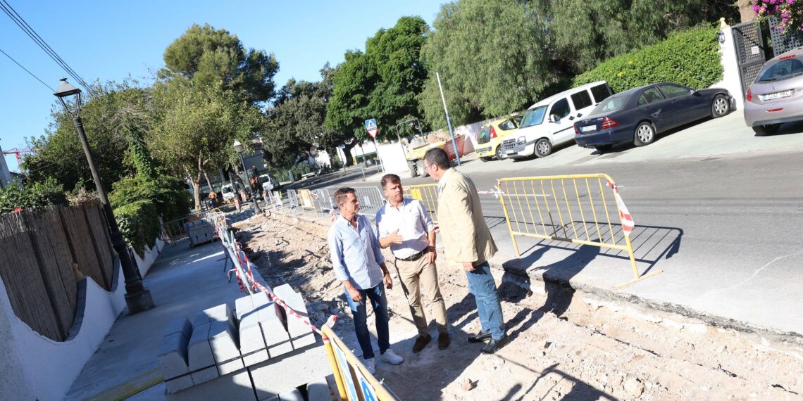 Avanzan las obras de mejora de la seguridad, accesibilidad peatonal e iluminación en la calle Joaquín Rodrigo de Las Chapas