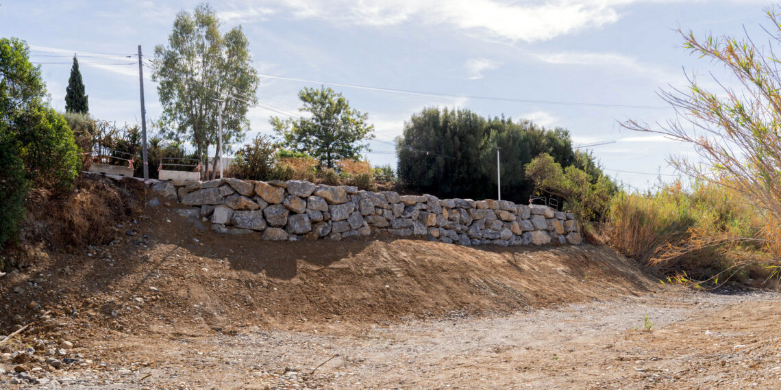 Finaliza la construcción de un muro de escollera en el camino de La Cala para mejorar la seguridad de esta vía