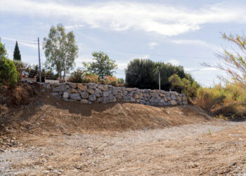 Finaliza la construcción de un muro de escollera en el camino de La Cala para mejorar la seguridad de esta vía