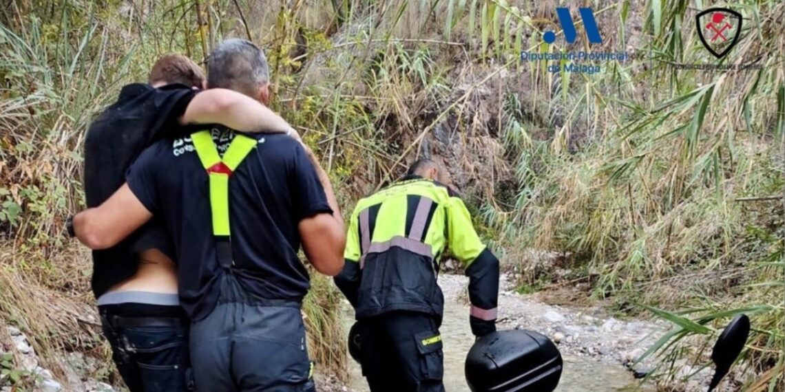 Rescatado un joven con señales de aturdimiento en el río Chillar de Nerja