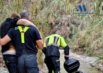 Rescatado un joven con señales de aturdimiento en el río Chillar de Nerja