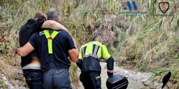 Rescatado un joven con señales de aturdimiento en el río Chillar de Nerja