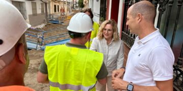Fuengirola renueva las infraestructuras hídricas soterradas de la calle Reyes Católicos