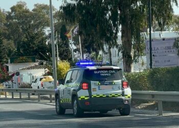 Una colisión entre dos vehículos en la A-7 en Estepona dirección Málaga provoca varios kilómetros de retención